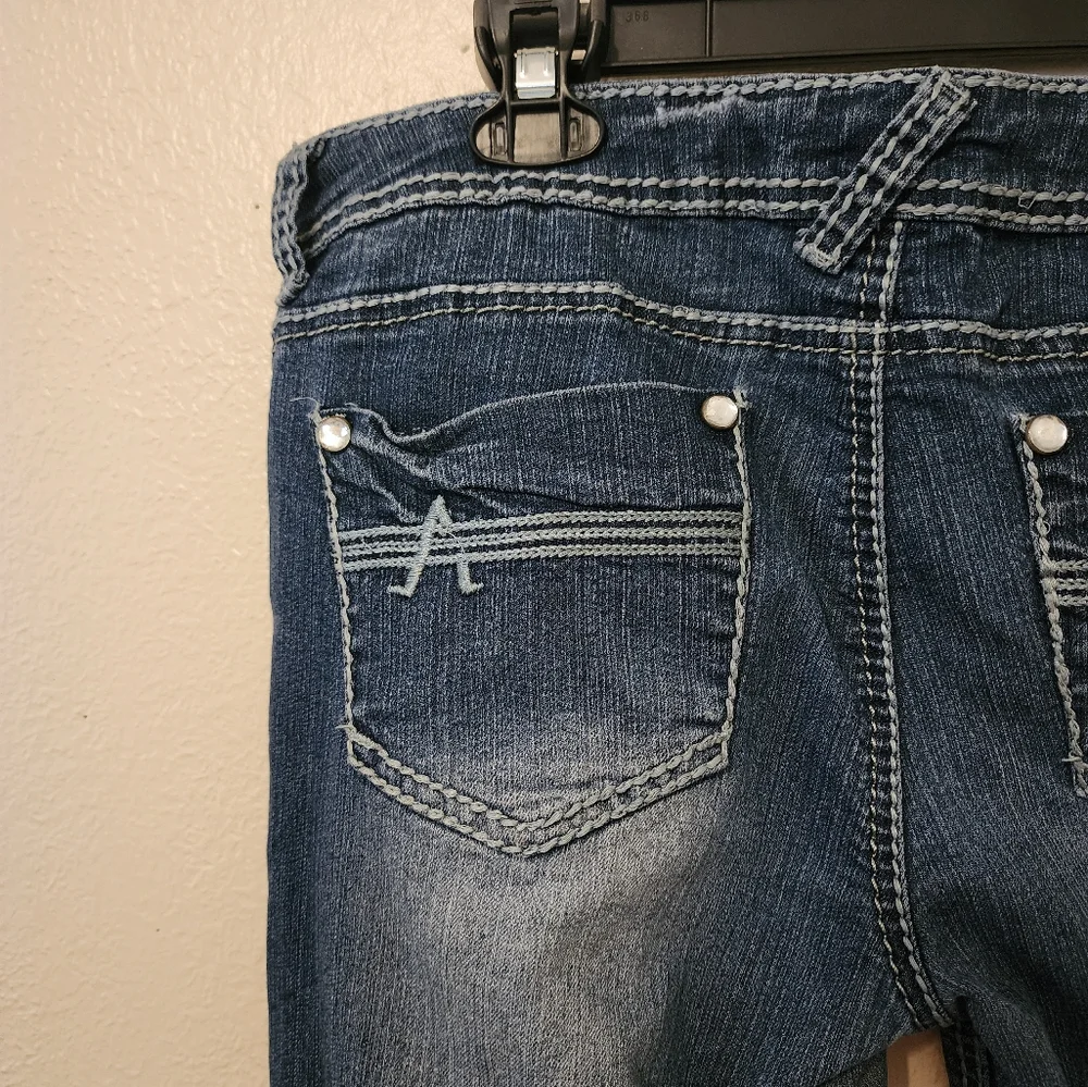 Woman's Ripped Jeans - Picture 9 of 10